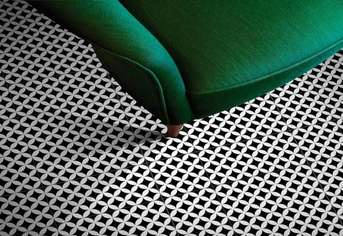 District Lines Black 20X20